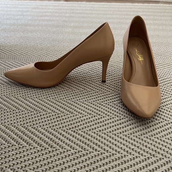 Beautiful (& comfortable!) nude pumps. Excellent condition. Only worn 2-3 times. - Picture 3 of 7